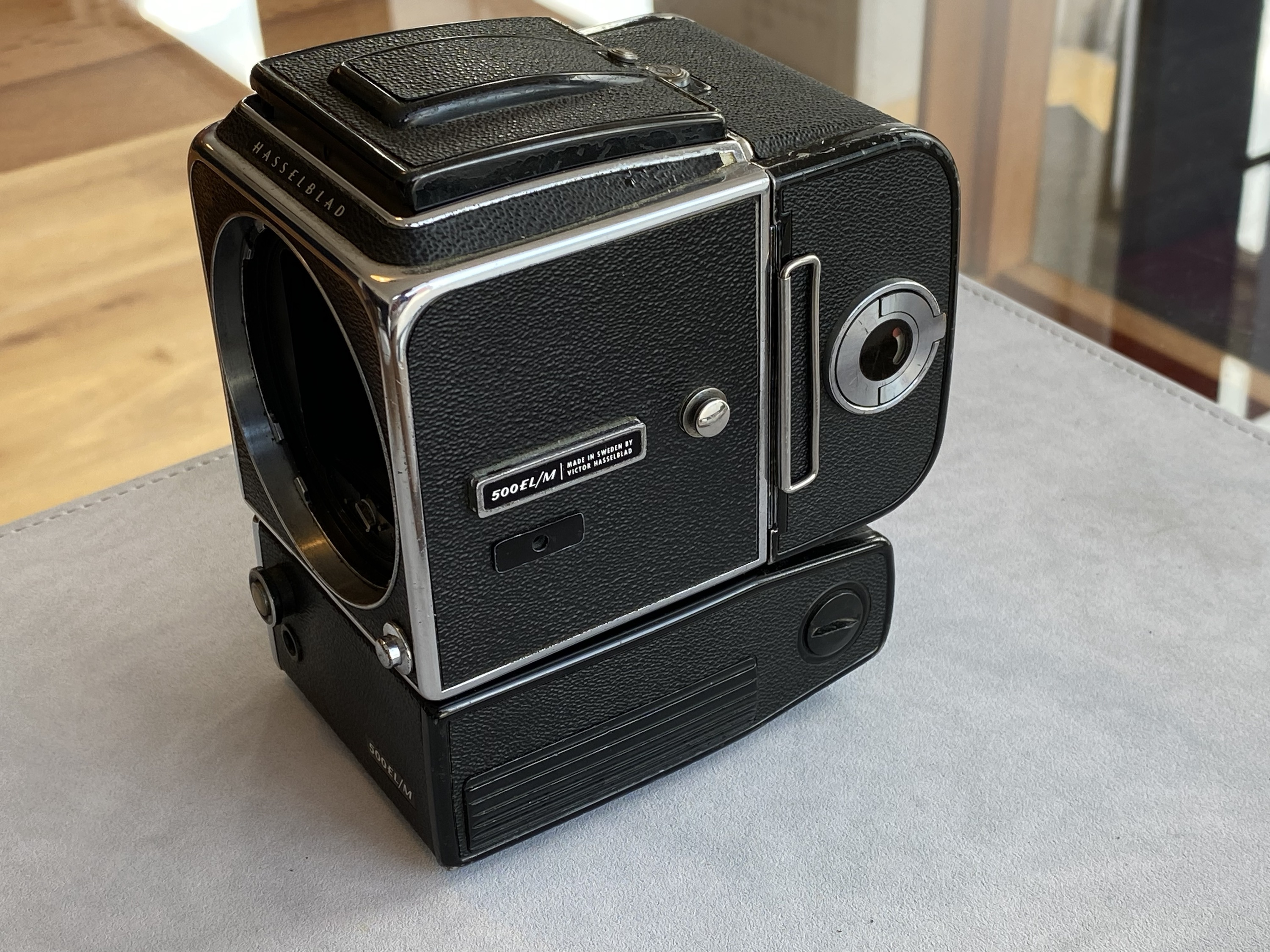 Hasselblad 500 EL/M SLR with A12 film back, charger and battery